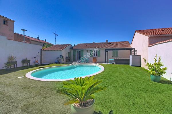 Maison de plain-pied avec piscine 4 pièces 89 m² habitables avec dépendance