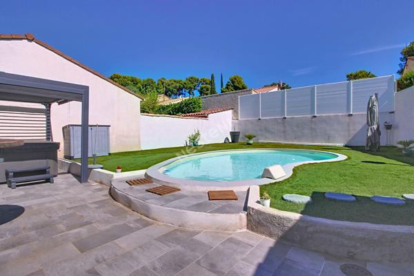 Maison de plain-pied avec piscine 4 pièces 89 m² habitables avec dépendance