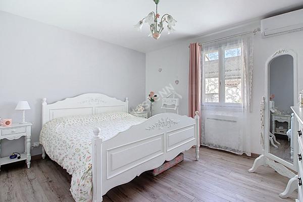 Maison de plain-pied avec piscine 4 pièces 89 m² habitables avec dépendance