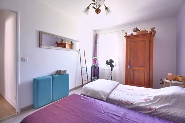 Maison de plain-pied avec piscine 4 pièces 89 m² habitables avec dépendance