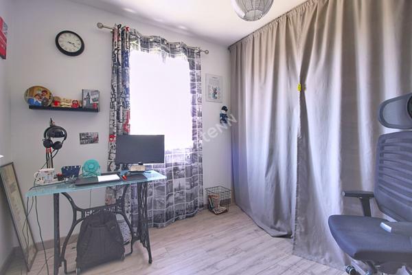 Maison de plain-pied avec piscine 4 pièces 89 m² habitables avec dépendance