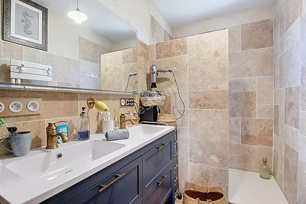 Maison de plain-pied avec piscine 4 pièces 89 m² habitables avec dépendance