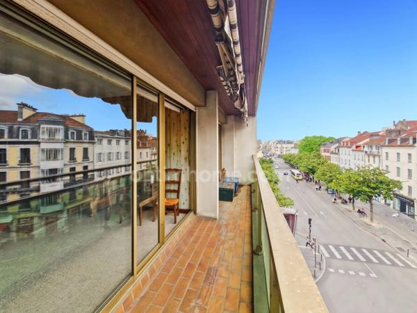 Appartement à vendre 4 pièces PAU (64)lumineux avec balcon + parking + cave – Hyper-centre de Pau