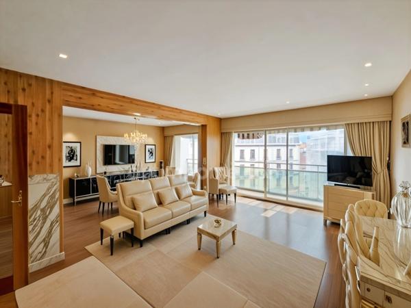 Appartement à vendre 4 pièces PAU (64)lumineux avec balcon + parking + cave – Hyper-centre de Pau