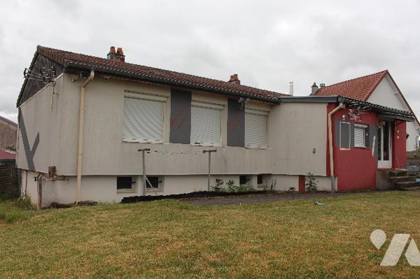 Maison individuelle de 98m² sur sous-sol avec garage sur un terrain clos de 855m², avec dépendances