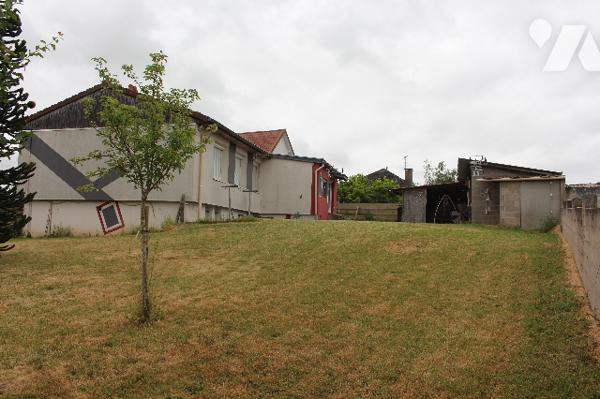 Maison individuelle de 98m² sur sous-sol avec garage sur un terrain clos de 855m², avec dépendances