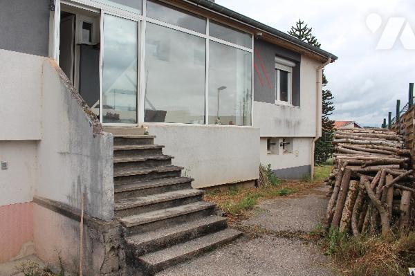 Maison individuelle de 98m² sur sous-sol avec garage sur un terrain clos de 855m², avec dépendances