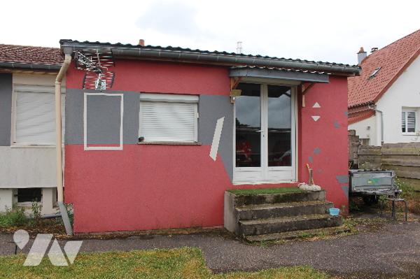 Maison individuelle de 98m² sur sous-sol avec garage sur un terrain clos de 855m², avec dépendances