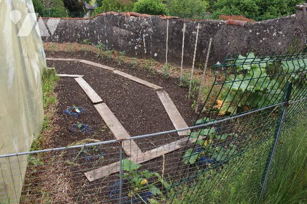 Maison individuelle de 98m² sur sous-sol avec garage sur un terrain clos de 855m², avec dépendances