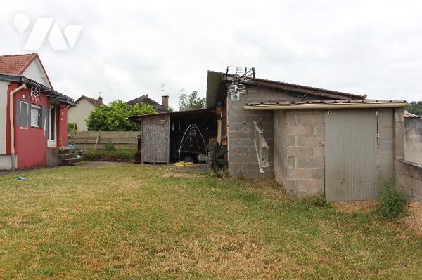 Maison individuelle de 98m² sur sous-sol avec garage sur un terrain clos de 855m², avec dépendances