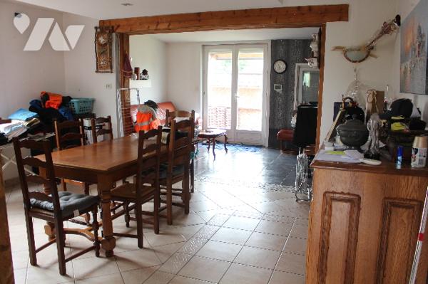 Maison individuelle de 98m² sur sous-sol avec garage sur un terrain clos de 855m², avec dépendances