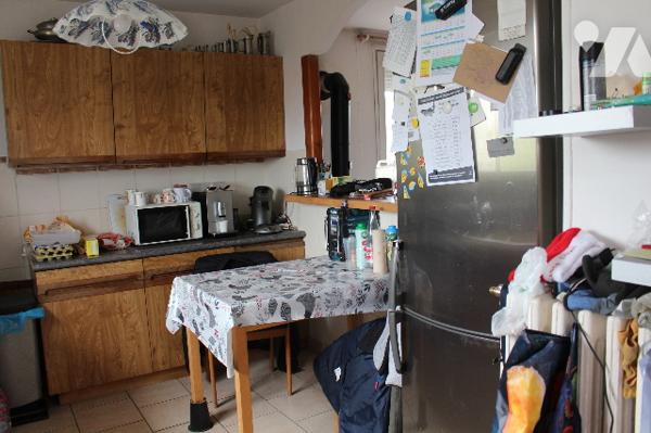 Maison individuelle de 98m² sur sous-sol avec garage sur un terrain clos de 855m², avec dépendances