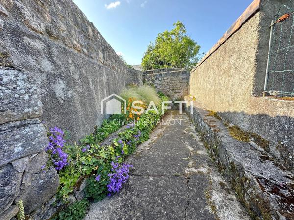 Maison avec combles, garage, jardin et annexes