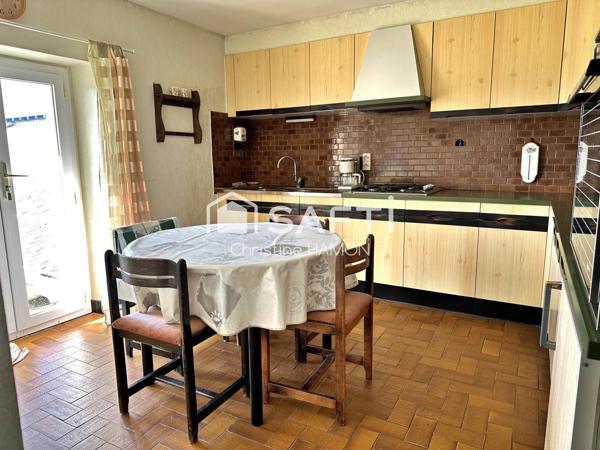 Maison avec combles, garage, jardin et annexes