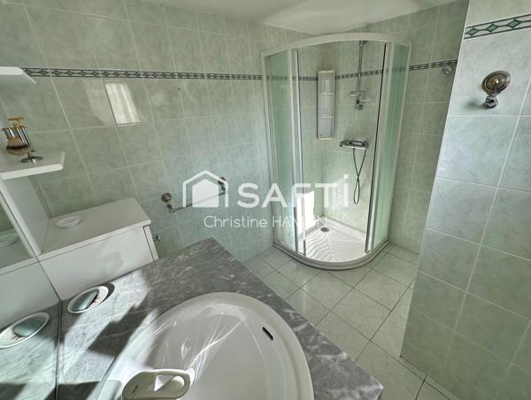 Maison avec combles, garage, jardin et annexes