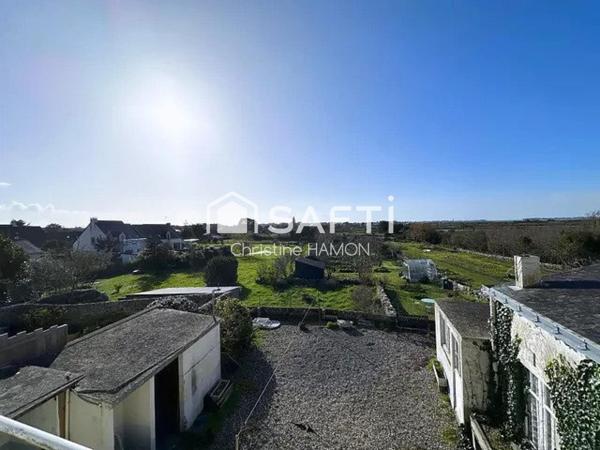Maison avec combles, garage, jardin et annexes