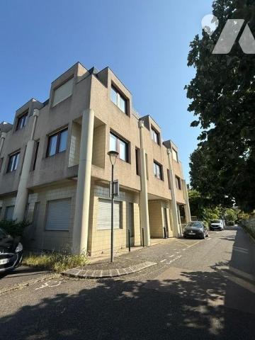 ILE DE NANTES BUREAUX EN PLEINE PROPRIETE AVEC PARKINGS