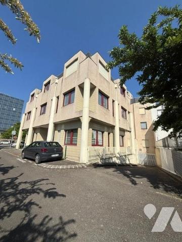 ILE DE NANTES BUREAUX EN PLEINE PROPRIETE AVEC PARKINGS