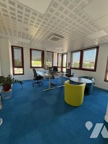 ILE DE NANTES BUREAUX EN PLEINE PROPRIETE AVEC PARKINGS