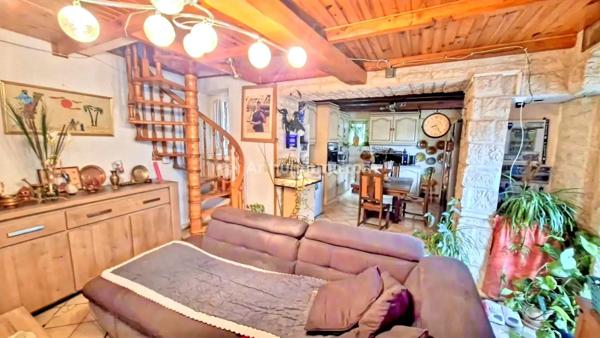 Vente                                                      Maison de village
                        
                     5 pièces                      87 m2                     à Aiguefonde