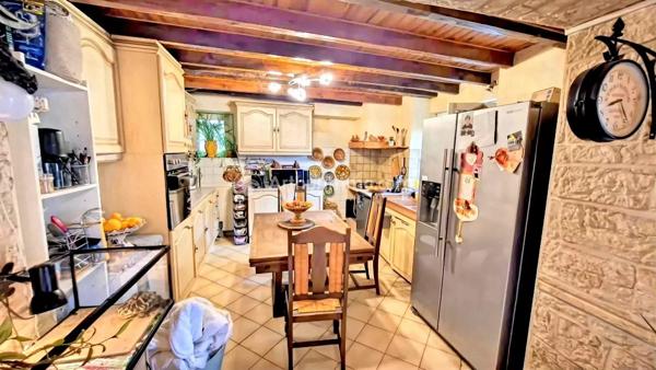 Vente                                                      Maison de village
                        
                     5 pièces                      87 m2                     à Aiguefonde