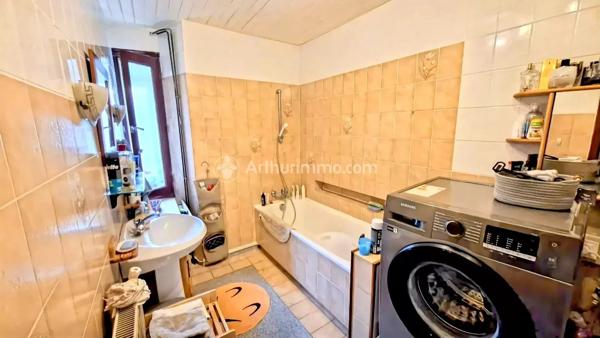 Vente                                                      Maison de village
                        
                     5 pièces                      87 m2                     à Aiguefonde
