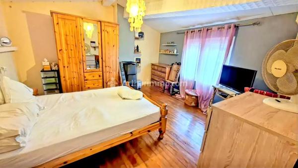 Vente                                                      Maison de village
                        
                     5 pièces                      87 m2                     à Aiguefonde
