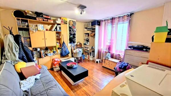 Vente                                                      Maison de village
                        
                     5 pièces                      87 m2                     à Aiguefonde
