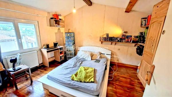 Vente                                                      Maison de village
                        
                     5 pièces                      87 m2                     à Aiguefonde