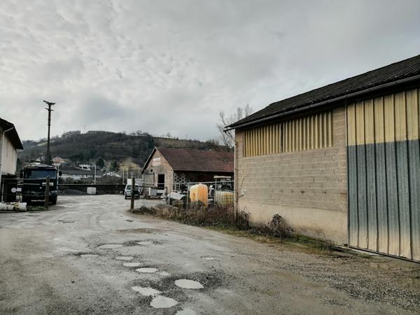 Decazeville : Entrepôt avec terrain attenant