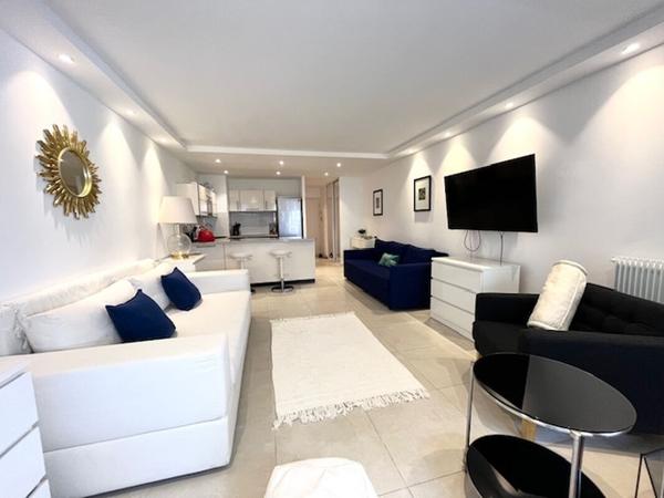 LOCATION MEUBLEE BEAU STUDIO CLIMATISE DANS RESIDENCE AVEC PICSINE JUAN LES PINS