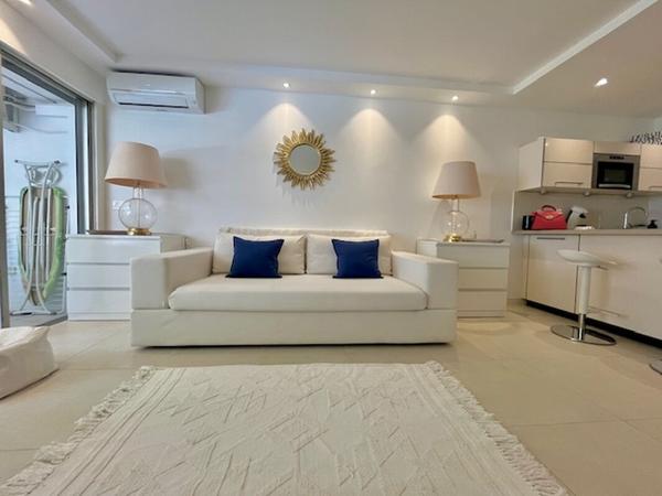 LOCATION MEUBLEE BEAU STUDIO CLIMATISE DANS RESIDENCE AVEC PICSINE JUAN LES PINS