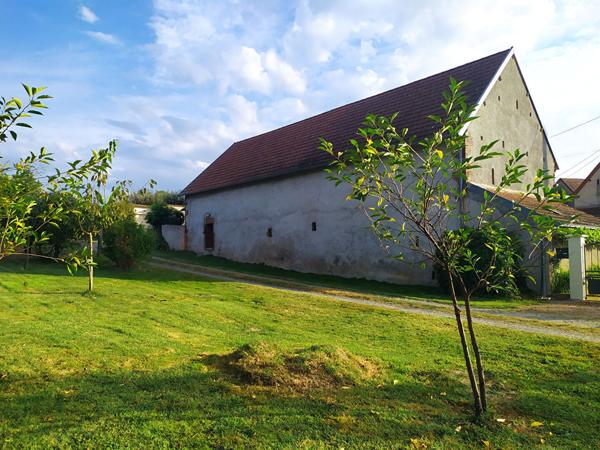 Propriété de caractère : Maison rénovée 80m² avec 1.25ha de terrain et 180m2 de dépendances