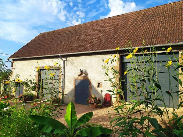 Propriété de caractère : Maison rénovée 80m² avec 1.25ha de terrain et 180m2 de dépendances