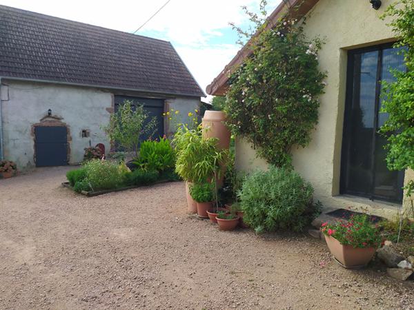 Propriété de caractère : Maison rénovée 80m² avec 1.25ha de terrain et 180m2 de dépendances