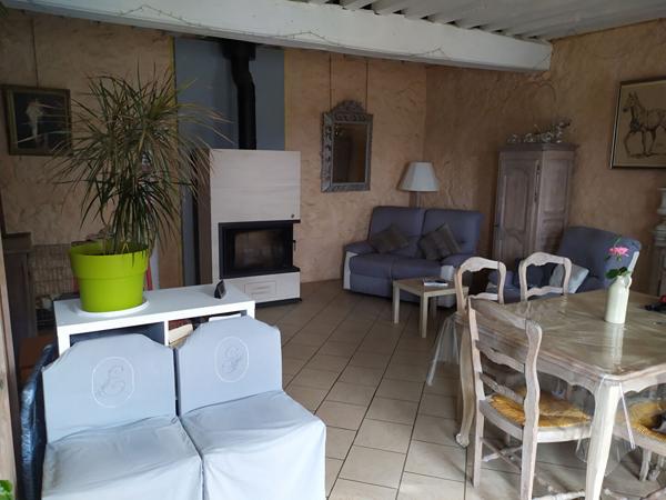 Propriété de caractère : Maison rénovée 80m² avec 1.25ha de terrain et 180m2 de dépendances