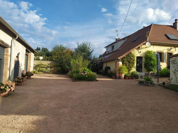 Propriété de caractère : Maison rénovée 80m² avec 1.25ha de terrain et 180m2 de dépendances