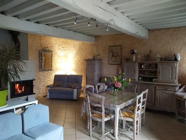 Propriété de caractère : Maison rénovée 80m² avec 1.25ha de terrain et 180m2 de dépendances