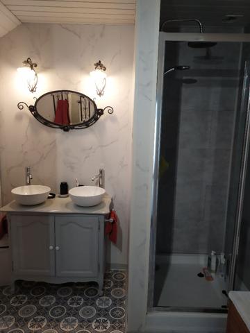 Propriété de caractère : Maison rénovée 80m² avec 1.25ha de terrain et 180m2 de dépendances