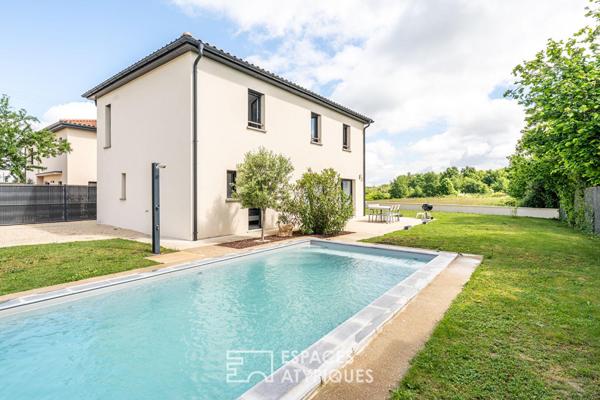 Maison contemporaine aux lignes épurées avec espace piscine