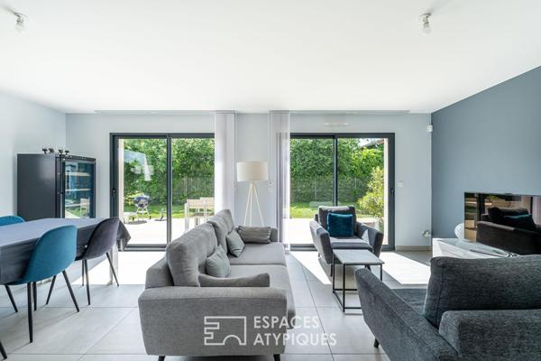 Maison contemporaine aux lignes épurées avec espace piscine