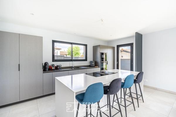 Maison contemporaine aux lignes épurées avec espace piscine