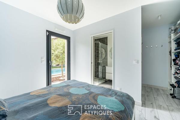 Maison contemporaine aux lignes épurées avec espace piscine