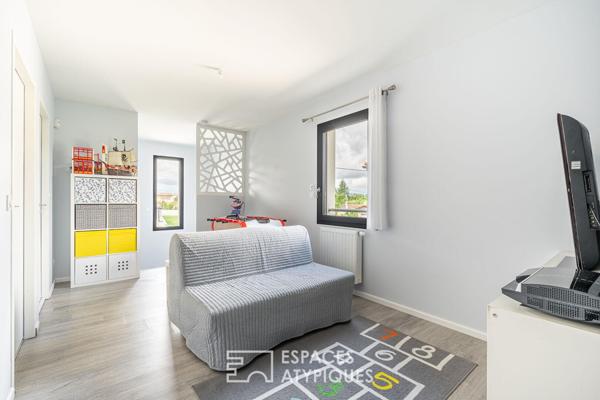 Maison contemporaine aux lignes épurées avec espace piscine