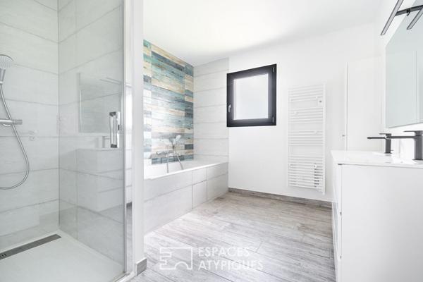 Maison contemporaine aux lignes épurées avec espace piscine