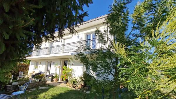 Maison situee rive gauche a 800 m de la Madeleine et de ses commodites !