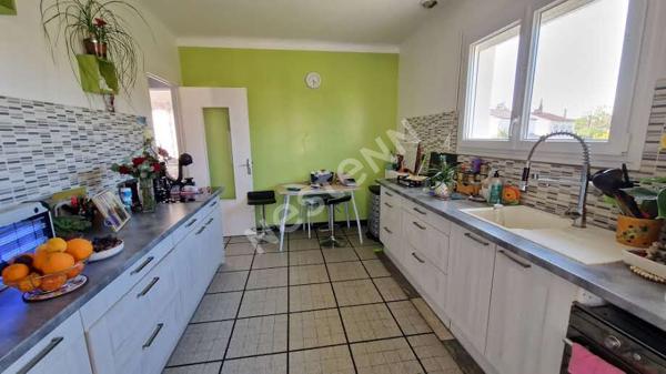 Maison situee rive gauche a 800 m de la Madeleine et de ses commodites !