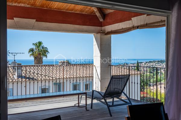 A CARQUEIRANNE, venez découvrir cette  maison de 172 m² offrant un cadre de vie PAISIBLE et AGRÉABLE. 
Nichée dans une zone tranquille, cette demeure est un véritable havre de paix, idéale pour les familles en quête d'espace et de confort, à proximité du CENTRE VILLE.

Avec ses 8 pièces, vous disposez d' un espace généreux pour tous. 

Vous montez quelques marches ou utilisez simplement  la douce rampe, et vous serez alors, de PLAIN PIED,  devant  un grand hall d'entrée, une  CUISINE ÉQUIPÉE et ouverte sur la SALLE À MANGER , un SALON reposant, ces deux pièces donnant sur de belles terrasses d'où vous apercevrez la MER. 
Le coin nuit est doté de 3 chambres, une salle d'eau/wc, et un wc indépendant.  

A l'étage vous trouverez 2 GRANDES CHAMBRES  dont une avec DRESSING, une salle d'eau/wc. Un beau SOLARIUM avec VUE MER. C'est le coin idéal pour votre famille ou les amis.

À l'extérieur, profitez des TERRASSES  pour vos moments de détente, ainsi que de la  PISCINE  chauffée, pour des plaisirs aquatiques en toute intimité. 

AU SOUS SOL :  Un magnifique petit appartement équipé avec une chambre et salle d'eau/wc pour générer un revenu complémentaire ou pour vos amis.

6/8 places de parking dans la propriété, une CAVE/BUANDERIE, une cave à vin. 

Proche des commodités essentielles, cette maison est l'équilibre parfait entre tranquillité et vie pratique avec cette vue mer et colline. Ne manquez pas l'opportunité de faire ici,  votre nouveau foyer. 

Contact pour visite :  Isabelle BASSAC au 06 33 64 15 64 ou par mail à i.bassac@bskimmobilier.com