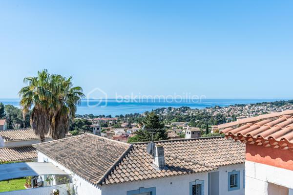 A CARQUEIRANNE, venez découvrir cette  maison de 172 m² offrant un cadre de vie PAISIBLE et AGRÉABLE. 
Nichée dans une zone tranquille, cette demeure est un véritable havre de paix, idéale pour les familles en quête d'espace et de confort, à proximité du CENTRE VILLE.

Avec ses 8 pièces, vous disposez d' un espace généreux pour tous. 

Vous montez quelques marches ou utilisez simplement  la douce rampe, et vous serez alors, de PLAIN PIED,  devant  un grand hall d'entrée, une  CUISINE ÉQUIPÉE et ouverte sur la SALLE À MANGER , un SALON reposant, ces deux pièces donnant sur de belles terrasses d'où vous apercevrez la MER. 
Le coin nuit est doté de 3 chambres, une salle d'eau/wc, et un wc indépendant.  

A l'étage vous trouverez 2 GRANDES CHAMBRES  dont une avec DRESSING, une salle d'eau/wc. Un beau SOLARIUM avec VUE MER. C'est le coin idéal pour votre famille ou les amis.

À l'extérieur, profitez des TERRASSES  pour vos moments de détente, ainsi que de la  PISCINE  chauffée, pour des plaisirs aquatiques en toute intimité. 

AU SOUS SOL :  Un magnifique petit appartement équipé avec une chambre et salle d'eau/wc pour générer un revenu complémentaire ou pour vos amis.

6/8 places de parking dans la propriété, une CAVE/BUANDERIE, une cave à vin. 

Proche des commodités essentielles, cette maison est l'équilibre parfait entre tranquillité et vie pratique avec cette vue mer et colline. Ne manquez pas l'opportunité de faire ici,  votre nouveau foyer. 

Contact pour visite :  Isabelle BASSAC au 06 33 64 15 64 ou par mail à i.bassac@bskimmobilier.com