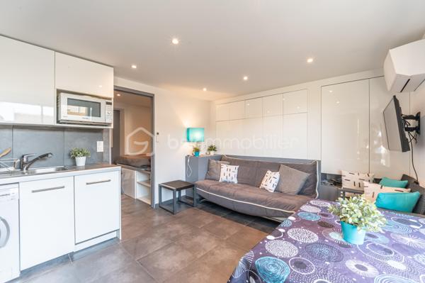 A CARQUEIRANNE, venez découvrir cette  maison de 172 m² offrant un cadre de vie PAISIBLE et AGRÉABLE. 
Nichée dans une zone tranquille, cette demeure est un véritable havre de paix, idéale pour les familles en quête d'espace et de confort, à proximité du CENTRE VILLE.

Avec ses 8 pièces, vous disposez d' un espace généreux pour tous. 

Vous montez quelques marches ou utilisez simplement  la douce rampe, et vous serez alors, de PLAIN PIED,  devant  un grand hall d'entrée, une  CUISINE ÉQUIPÉE et ouverte sur la SALLE À MANGER , un SALON reposant, ces deux pièces donnant sur de belles terrasses d'où vous apercevrez la MER. 
Le coin nuit est doté de 3 chambres, une salle d'eau/wc, et un wc indépendant.  

A l'étage vous trouverez 2 GRANDES CHAMBRES  dont une avec DRESSING, une salle d'eau/wc. Un beau SOLARIUM avec VUE MER. C'est le coin idéal pour votre famille ou les amis.

À l'extérieur, profitez des TERRASSES  pour vos moments de détente, ainsi que de la  PISCINE  chauffée, pour des plaisirs aquatiques en toute intimité. 

AU SOUS SOL :  Un magnifique petit appartement équipé avec une chambre et salle d'eau/wc pour générer un revenu complémentaire ou pour vos amis.

6/8 places de parking dans la propriété, une CAVE/BUANDERIE, une cave à vin. 

Proche des commodités essentielles, cette maison est l'équilibre parfait entre tranquillité et vie pratique avec cette vue mer et colline. Ne manquez pas l'opportunité de faire ici,  votre nouveau foyer. 

Contact pour visite :  Isabelle BASSAC au 06 33 64 15 64 ou par mail à i.bassac@bskimmobilier.com